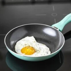 VitaVerde Expert Koekenpannenset Ø 20cm + Ø 24cm + Ø 28cm - Turquoise - Inductie - PFAS-vrij 15 VitaVerde Expert Koekenpannenset Ø 20cm + Ø 24cm + Ø 28cm - Turquoise - Inductie - PFAS-vrij -PannenPunt Aanbiedingen Winkel 1200x1200 423