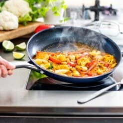 Blue Diamond, Keramische Koekenpan Verrijkt Met Diamantdeeltjes – Inductie Koekenpan Ø 28 Cm – PFAS En PHOA Vrij 8 Blue Diamond, Keramische Koekenpan Verrijkt Met Diamantdeeltjes – Inductie Koekenpan Ø 28 Cm – PFAS En PHOA Vrij -PannenPunt Aanbiedingen Winkel 1200x1200 452