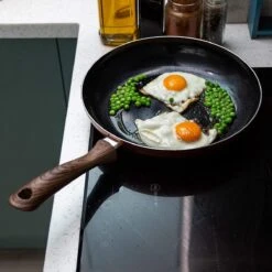 Nuovva Koperen Koekenpan - Keramische Antikleeflaag – Houten Handvat Koekenpan - Ø 24 Cm Inductie - PTFE-vrij -PannenPunt Aanbiedingen Winkel 1200x1200 560