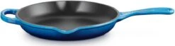 Le Creuset - Gietijzeren Ronde Skillet In Azure 23cm 5 Le Creuset - Gietijzeren Ronde Skillet In Azure 23cm -PannenPunt Aanbiedingen Winkel 1200x317 1