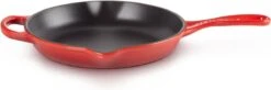 Le Creuset - Gietijzeren Ronde Skillet In Kersenrood 23cm -PannenPunt Aanbiedingen Winkel 1200x397 1