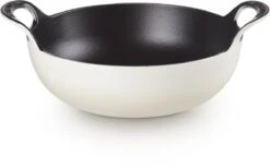 Le Creuset Gietijzeren Balti-pan In Meringue 24 Cm 2,7l 7 Le Creuset Gietijzeren Balti-pan In Meringue 24 Cm 2,7l -PannenPunt Aanbiedingen Winkel 1200x747 1