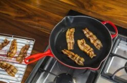 Le Creuset - Gietijzeren Ronde Skillet In Kersenrood 23cm -PannenPunt Aanbiedingen Winkel 1200x787 2