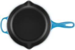 Le Creuset - Gietijzeren Ronde Skillet In Azure 23cm 6 Le Creuset - Gietijzeren Ronde Skillet In Azure 23cm -PannenPunt Aanbiedingen Winkel 1200x798 1