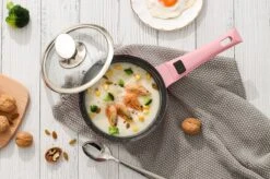 Swiss Pro+ | Set 14 Delige Pannenset | Inductie - Pannensets - Glazen Deksel - Met Afneembare Handgreep - Marmeren Interieur -PFAS-vrij | Pink 17 Swiss Pro+ | Set 14 Delige Pannenset | Inductie - Pannensets - Glazen Deksel - Met Afneembare Handgreep - Marmeren Interieur -PFAS-vrij | Pink -PannenPunt Aanbiedingen Winkel 1200x799 143