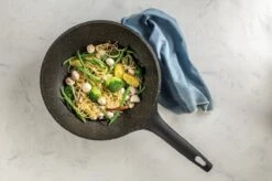 Sola Wokpan Fair Cooking - Ø 30 Cm - Zwart/wit - Aluminium - Antiaanbaklaag 9 Sola Wokpan Fair Cooking - Ø 30 Cm - Zwart/wit - Aluminium - Antiaanbaklaag -PannenPunt Aanbiedingen Winkel 1200x799 25