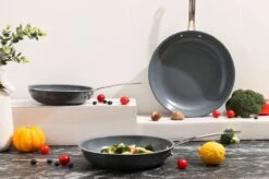 Swiss Pro+ - Koekenpannenset - 3 Delig - Keramisch - Inductie - Milieuvriendelijk - PFAS - PFOA Vrij - Sapphire Green 18 Swiss Pro+ - Koekenpannenset - 3 Delig - Keramisch - Inductie - Milieuvriendelijk - PFAS - PFOA Vrij - Sapphire Green -PannenPunt Aanbiedingen Winkel 1200x799 40