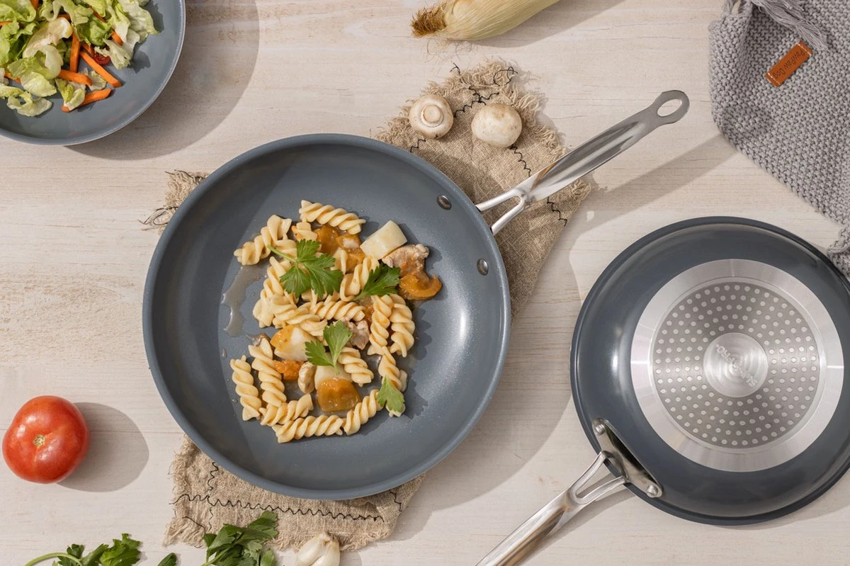 Swiss Pro+ - Koekenpannenset - 3 Delig - Keramisch - Inductie - Milieuvriendelijk - PFAS - PFOA Vrij - Sapphire Green 8 Swiss Pro+ - Koekenpannenset - 3 Delig - Keramisch - Inductie - Milieuvriendelijk - PFAS - PFOA Vrij - Sapphire Green - Afbeelding 8