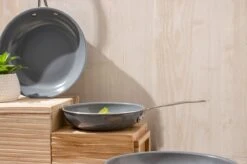 Swiss Pro+ - Koekenpannenset - 3 Delig - Keramisch - Inductie - Milieuvriendelijk - PFAS - PFOA Vrij - Sapphire Green 25 Swiss Pro+ - Koekenpannenset - 3 Delig - Keramisch - Inductie - Milieuvriendelijk - PFAS - PFOA Vrij - Sapphire Green -PannenPunt Aanbiedingen Winkel 1200x799 45