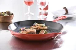 Le Creuset - Gietijzeren Ronde Skillet In Kersenrood 23cm -PannenPunt Aanbiedingen Winkel 1200x799 93
