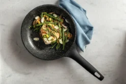 Sola - Fair Cooking Zwart/wit Greblon Anti Aanbaklaag 8 Sola - Fair Cooking Zwart/wit Greblon Anti Aanbaklaag -PannenPunt Aanbiedingen Winkel 1200x800 200