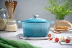 Nuovva Gietijzeren Braadpan Antiaanbaklaag Met Deksel - Sudderpan Blauw - Rond - Ø24 Cm - 4,7 Liter - 100% PFAS & PFOA Vrij - Geschikt Voor Alle Warmtebronnen - Elektrisch - Gas - Halogeen - Inductie – Keramisch 10 Nuovva Gietijzeren Braadpan Antiaanbaklaag Met Deksel - Sudderpan Blauw - Rond - Ø24 Cm - 4,7 Liter - 100% PFAS & PFOA Vrij - Geschikt Voor Alle Warmtebronnen - Elektrisch - Gas - Halogeen - Inductie – Keramisch -PannenPunt Aanbiedingen Winkel 1200x800 218