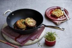 LE CREUSET - Les Forgees - Wokpan 30cm -PannenPunt Aanbiedingen Winkel 1200x800 245