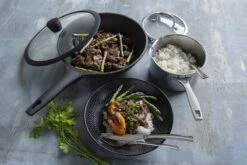 Sola Wokpan Fair Cooking - Ø 30 Cm - Zwart/wit - Aluminium - Antiaanbaklaag 7 Sola Wokpan Fair Cooking - Ø 30 Cm - Zwart/wit - Aluminium - Antiaanbaklaag -PannenPunt Aanbiedingen Winkel 1200x800 54