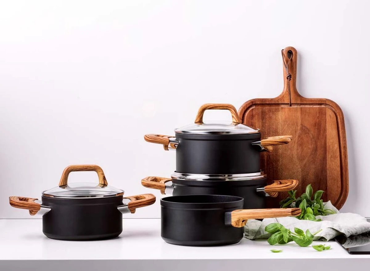 Gero Mark Kookpannenset - 4-delig - Zwart - Houtlook Grepen - Inductie - PFAS-vrij 2 Gero Mark Kookpannenset - 4-delig - Zwart - Houtlook Grepen - Inductie - PFAS-vrij - Afbeelding 2