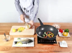 Cheffinger Wokpan Met Deksel - 32cm - Zwart - Pan - Keukenaccessoires 17 Cheffinger Wokpan Met Deksel - 32cm - Zwart - Pan - Keukenaccessoires -PannenPunt Aanbiedingen Winkel 1200x892 2