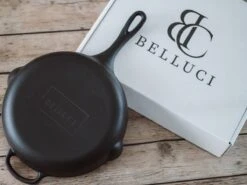Belluci - Ø26cm - Koekenpan - Skillet + Deksel Geëmailleerde Gietijzeren Pan Voor BBQ En Inductie Incl. Accessoires - Hapjespan - Braadpan 11 Belluci - Ø26cm - Koekenpan - Skillet + Deksel Geëmailleerde Gietijzeren Pan Voor BBQ En Inductie Incl. Accessoires - Hapjespan - Braadpan -PannenPunt Aanbiedingen Winkel 1200x899 36