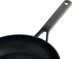 KitchenAid Classic Forged Aluminium Wok ø28cm - Zwart - Inductie - Anti-aanbak -PannenPunt Aanbiedingen Winkel 1200x997 1