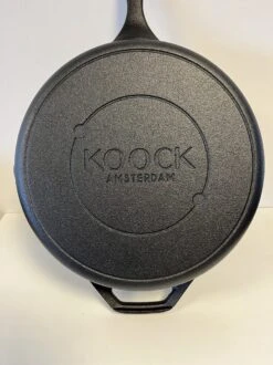 Koock Amsterdam® Skillet Gietijzer - Koekenpan - Geschikt Voor Alle Warmtebronnen Incl. BBQ En Inductie 12 Koock Amsterdam® Skillet Gietijzer - Koekenpan - Geschikt Voor Alle Warmtebronnen Incl. BBQ En Inductie -PannenPunt Aanbiedingen Winkel 899x1200 6
